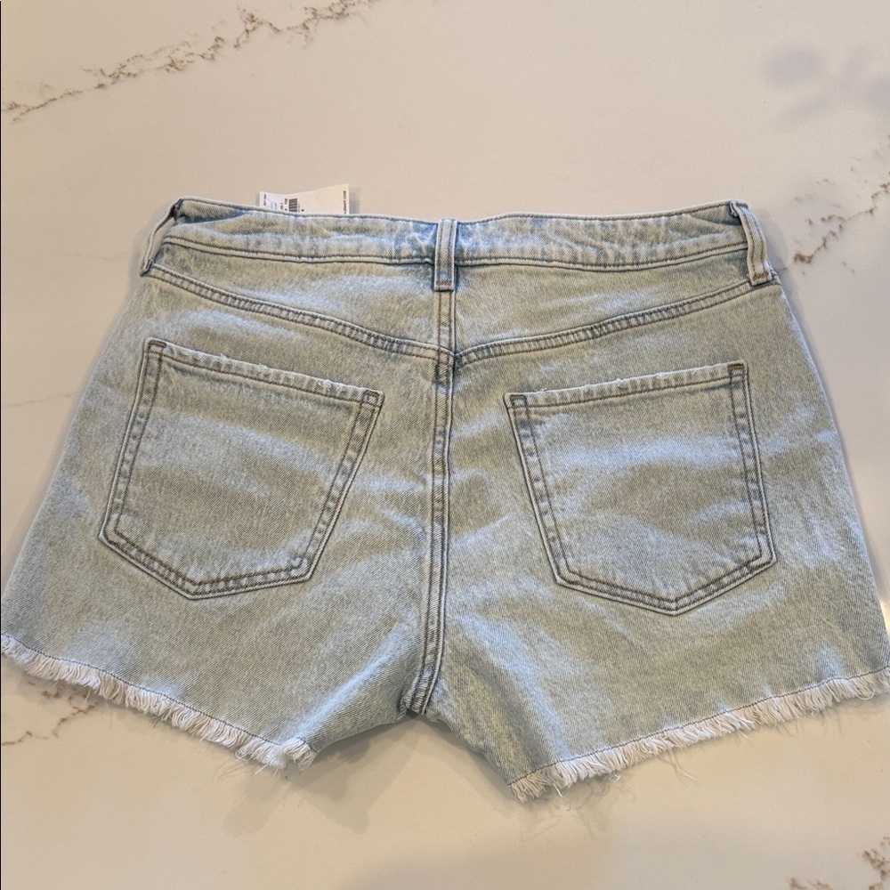 NWT Old Navy Curvy OG Straight Distressed Denim Shorts Size 6 3” inseam - Picture 3 of 4